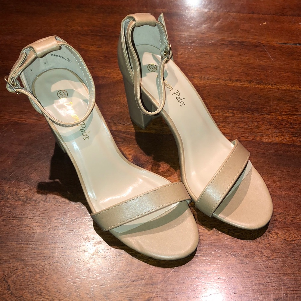 DREAM PAIRS nude heels